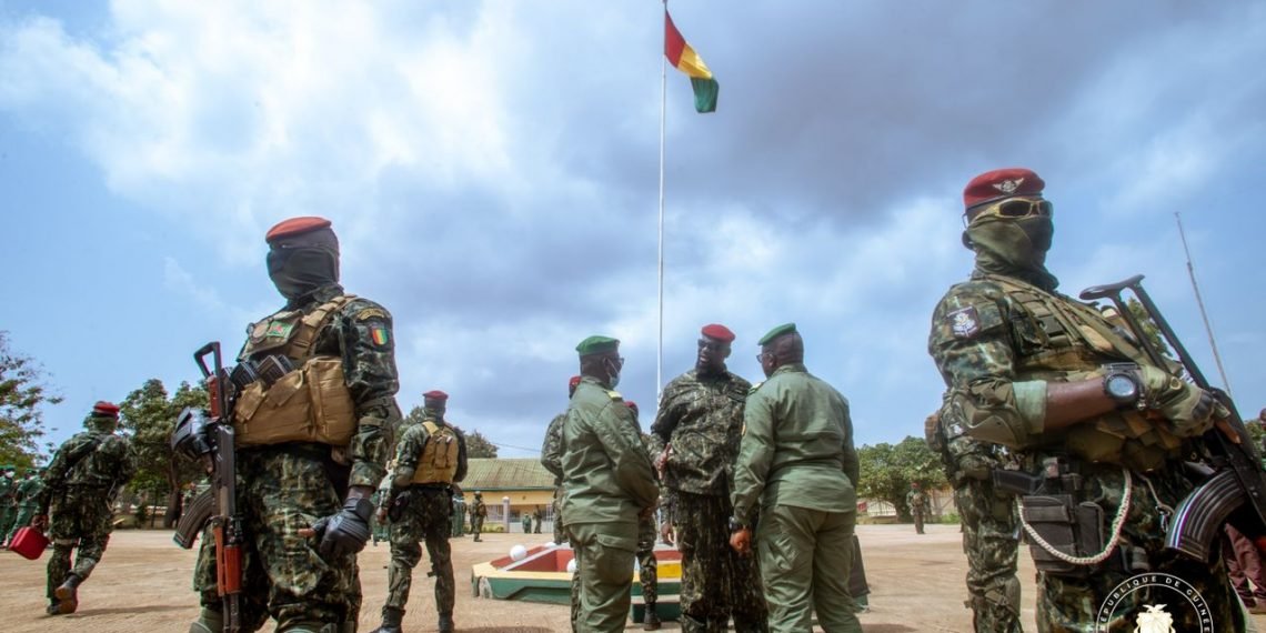 Le colonel Doumbouya se rend dans des garnisons militaires de Conakry