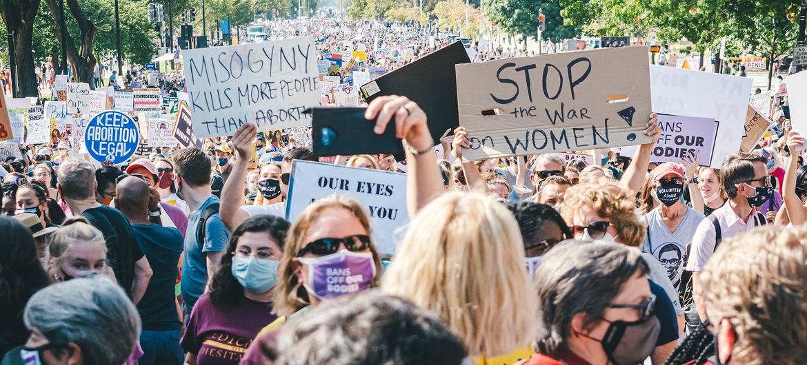 La fin du droit constitutionnel d&rsquo;avorter aux États-Unis, un « coup dur pour les droits des femmes », selon l&rsquo;ONU (*)