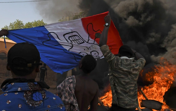Burkina Faso : des manifestants qualifient la France de « Parrain du terrorisme…tyran, sangsue… »