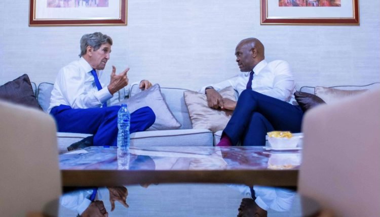L’Afrique et le changement climatique : une conversation avec le sénateur américain John Kerry en prélude à la COP27 (Tony O. Elumelu, CON)