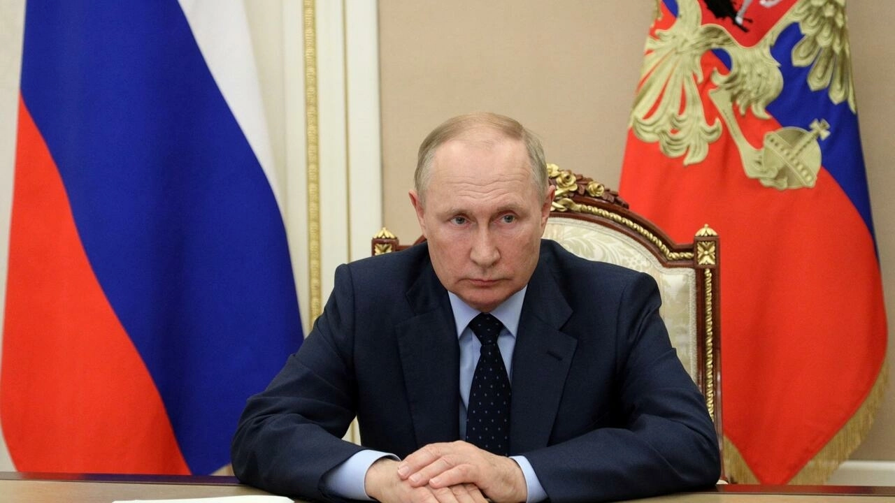 Pétition contre Poutine : “la démission serait une sortie pacifique pour le président russe” (*)