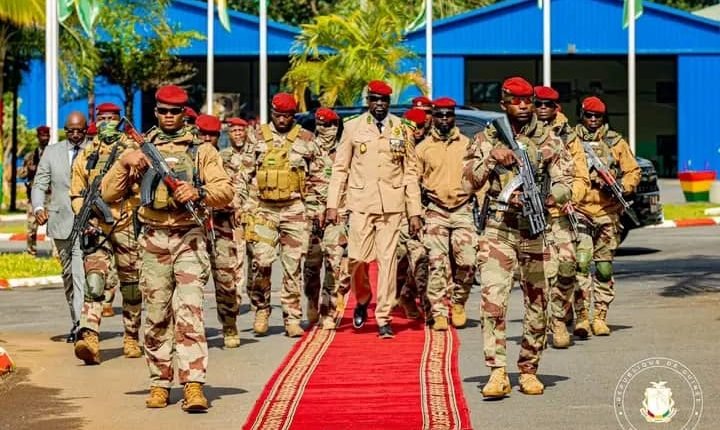 Doumbouya veut 27 autres mois de pouvoir. Des forces politiques et des commentateurs expriment leur opposition