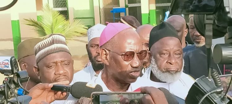Les religieux ont aidé le gouvernement à dribbler les forces vives