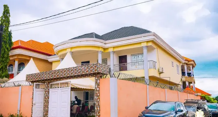 Colonel Doumbouya offre à sa fille adoptive, Safiatou Diallo, un toit