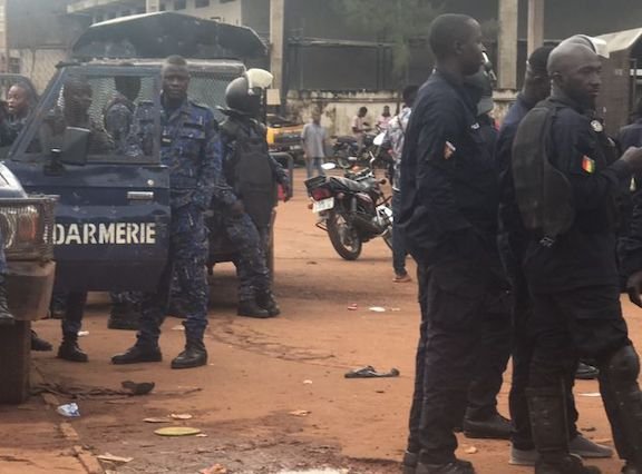 Des populations de Maneyah réclament l&rsquo;électricité, le gouvernement déploie les forces de repression