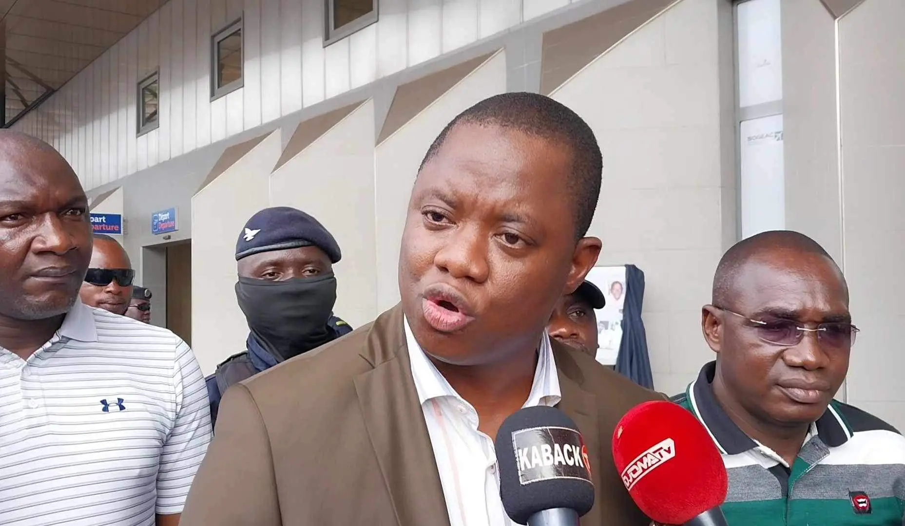« Le Ministre Charles Wright ne veut pas mettre de l’eau dans son vin… »