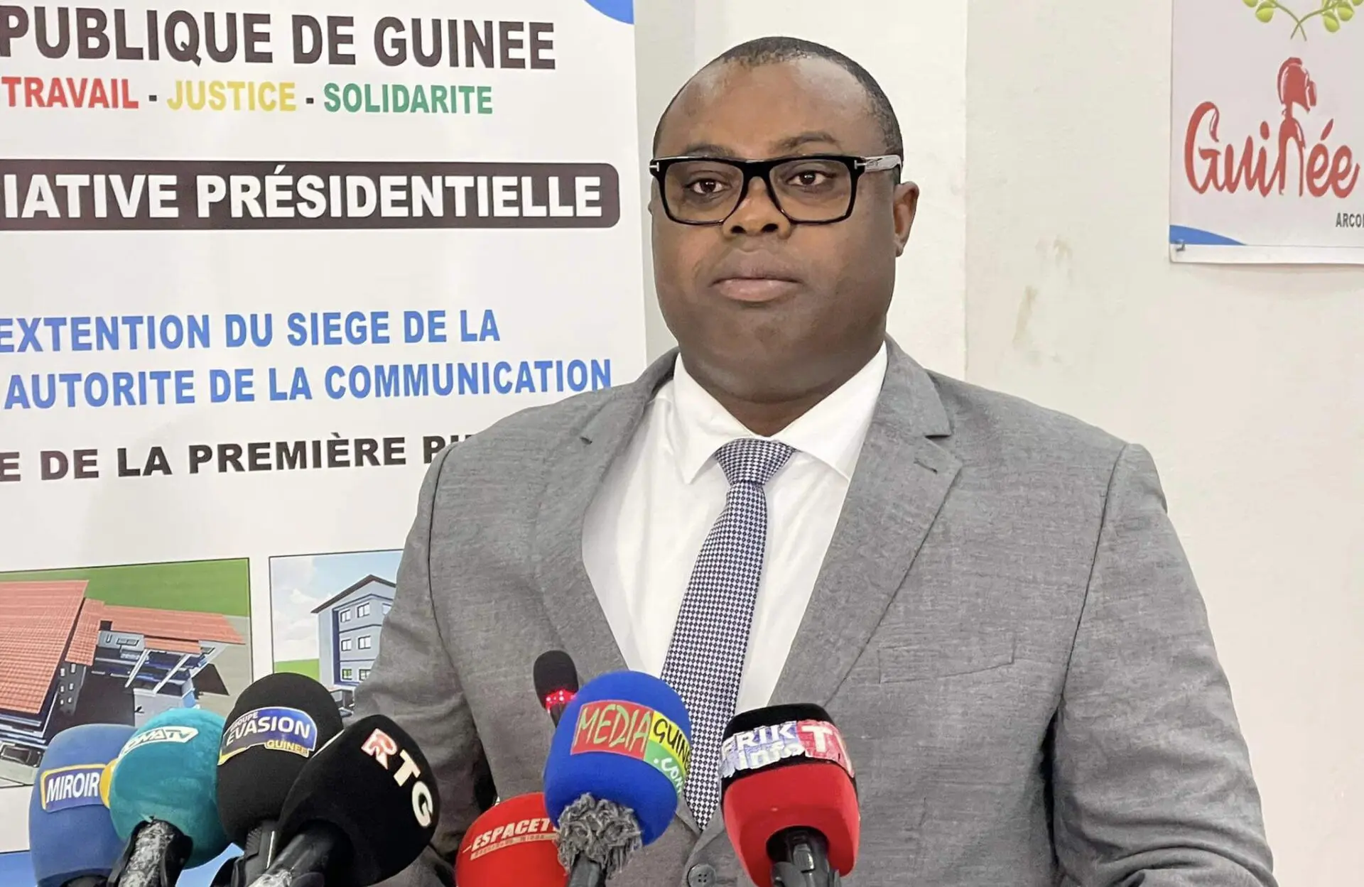 « J’invite les professionnels de la presse à respecter la vie privée des personnes, s’interdire les accusations anonymes ou gratuites… »