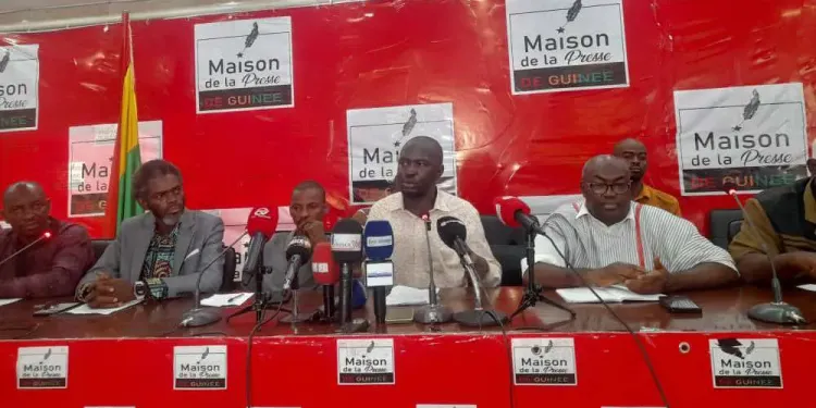 « Les Forces Sociales de Guinée expriment toute leur solidarité aux Responsables et Personnels de ces deux (2) Groupes (FIM Média et DJOMA),… »