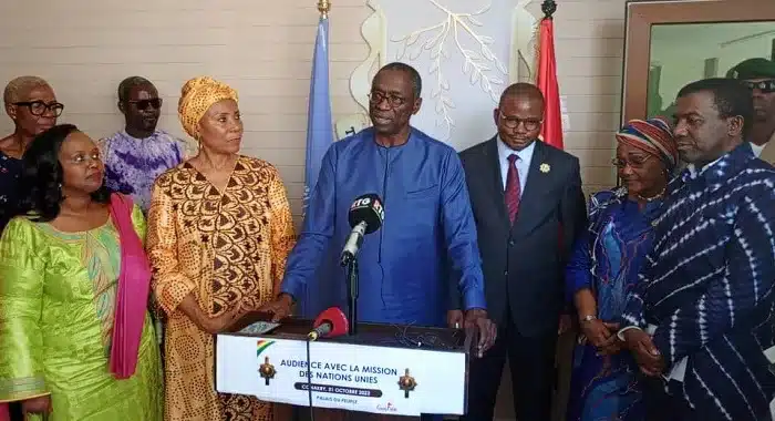En séjour à Conakry, des fonctionnaires onusiens flattent le régime de transition.