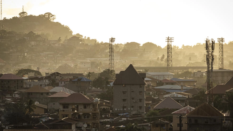 En Sierra Leone, un couvre-feu décrété après l’attaque d’une armurerie et des heurts à Freetown