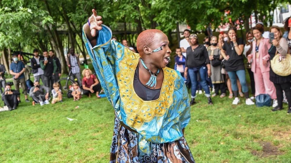 Aïssata Kouyaté, une griotte ambassadrice de la danse traditionnelle guinéenne à Paris
