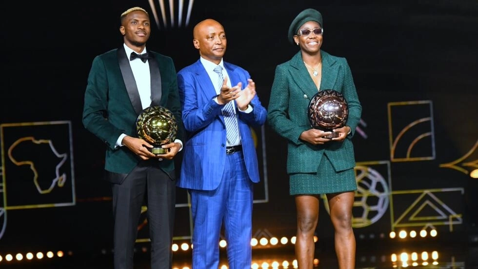 Les Nigérians Victor Osimhen et Asisat Oshoala sacrés Joueur et Joueuse africains de l’année