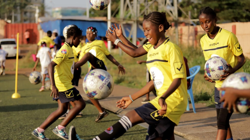 En Guinée, Foot4Change met les filles sur la pelouse et sur les bancs