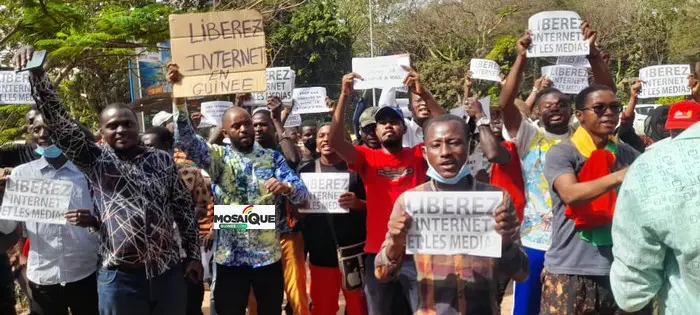 Koloma: devant le siège de l’ARPT, la société civile exige la libération de l’intérêt, des médias sociaux et de S. Pendessa