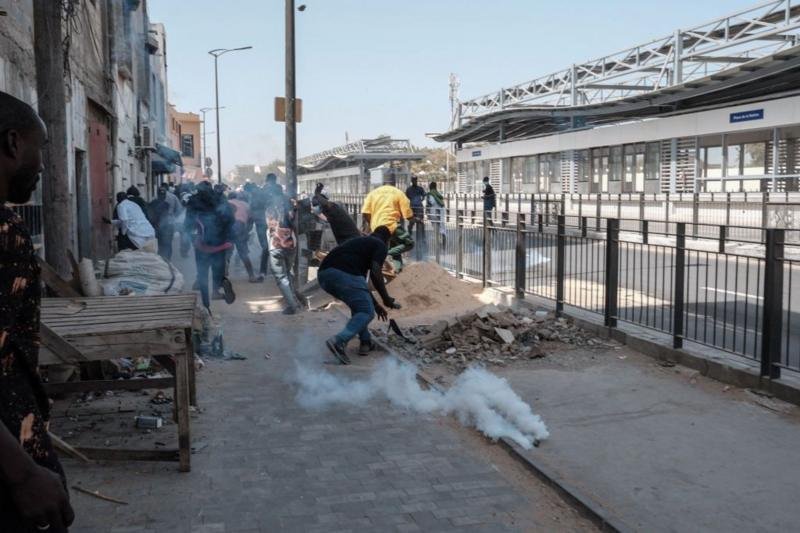 Le report de la présidentielle au Sénégal provoque de violentes manifestations malgré l’appel au dialogue