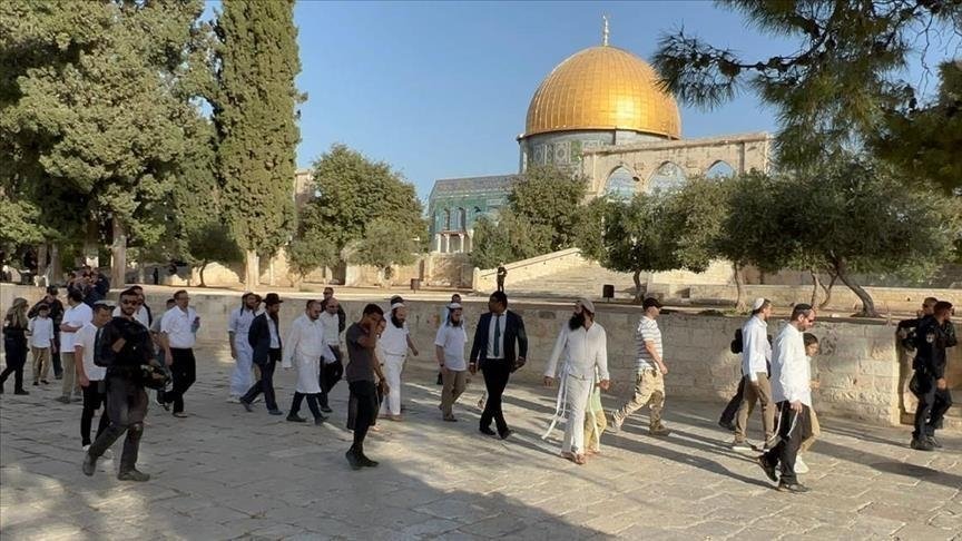 Plus de 100 colons prennent d&rsquo;assaut la mosquée Al-Aqsa, protégés par la police israélienne
