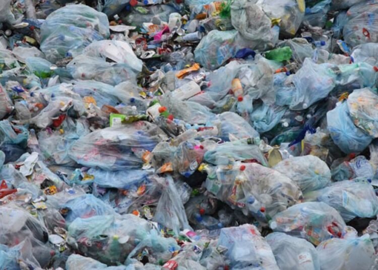 GUINÉE : LA CAPITALE CONAKRY CROUPI SOUS LES EFFETS DES DÉCHETS PLASTIQUES