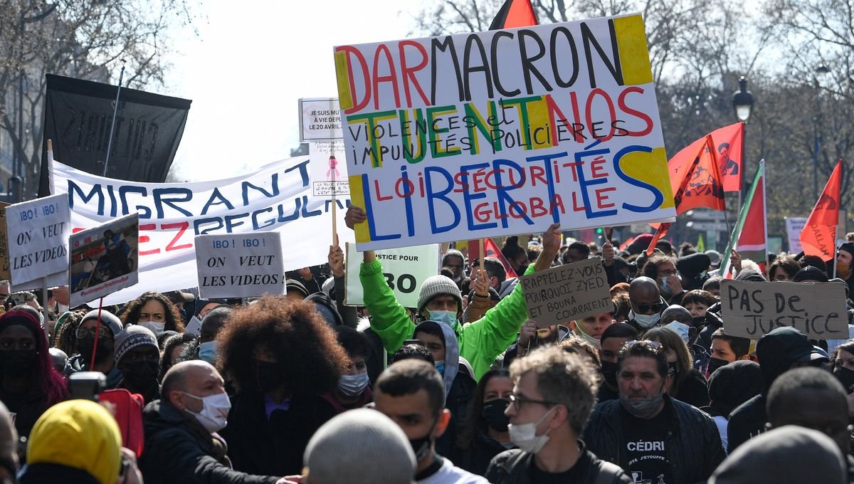 PARIS: DES MILLIERS DE MANIFESTANTS DÉFILENT CONTRE LE RACISME