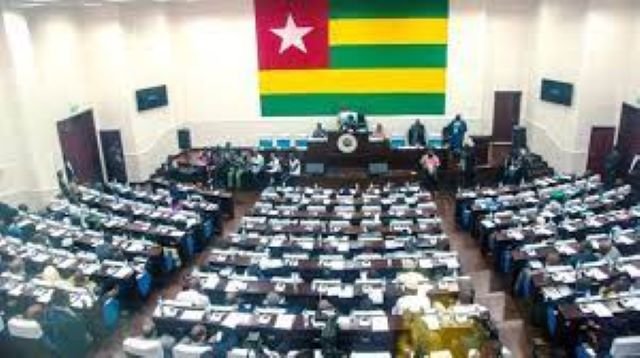 Nouveau président au Sénégal, nouvelle constitution au Togo