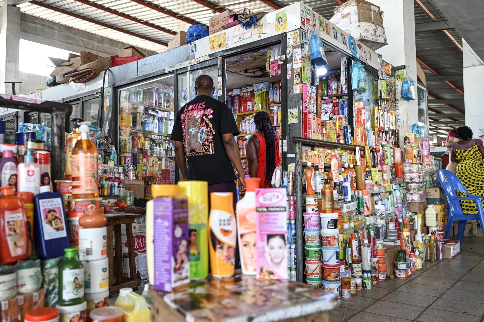 En Afrique de l’Ouest, de redoutables piqûres pour se blanchir la peau