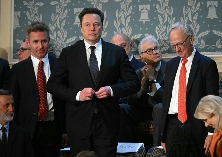 Elon Musk sous le feu des critiques après avoir partagé une fausse vidéo de Kamala Harris