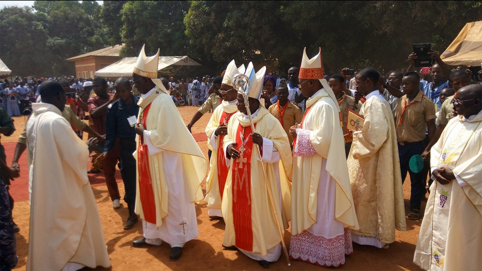 MESSAGE DES EVEQUES DE LA CONFERENCE EPISCOPALE DE GUINEE A LA NATION ET AUX AUTORITES POLITIQUES ET ADMINISTRATIVES.