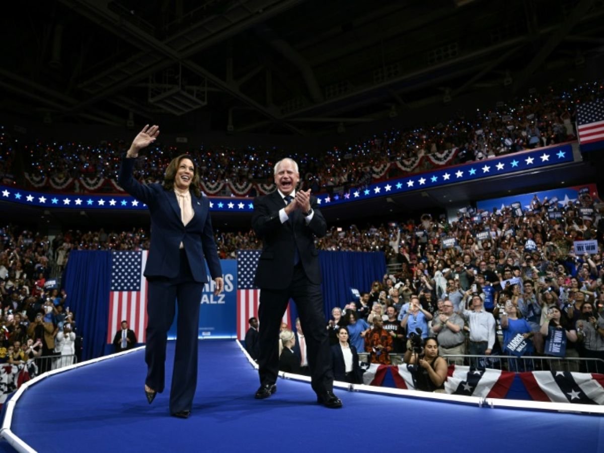 « Regain d&rsquo;espoir » chez les démocrates au premier meeting de Kamala Harris et Tim Walz