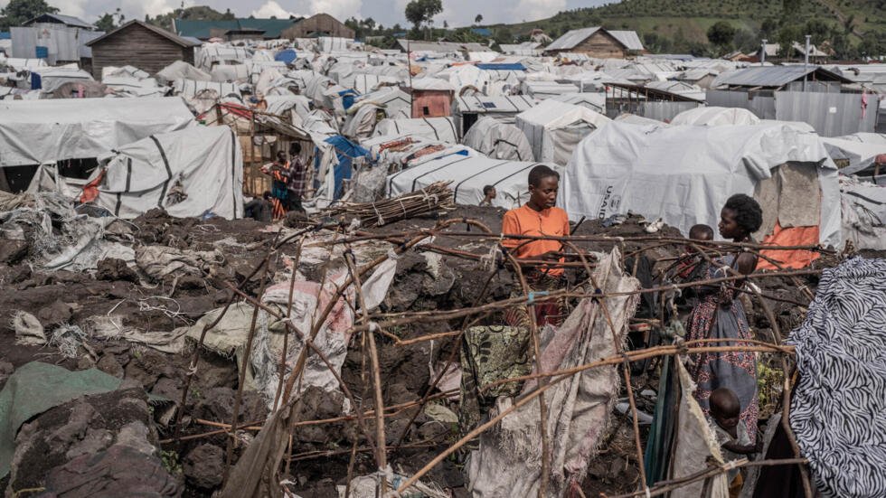 RDC: Human Rights Watch accuse l’armée rwandaise et le M23 d’avoir «bombardé sans discernement» des camps de déplacés