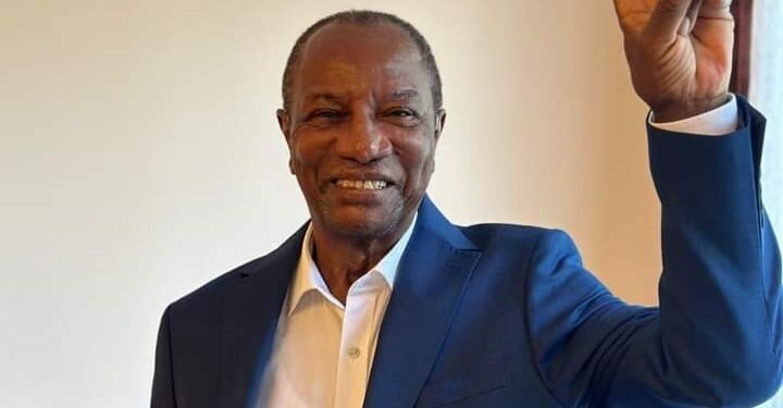 Mes chers compatriotes, Bonne fête de l’indépendance, Vive la Guinée, que Dieu bénisse notre patrie.