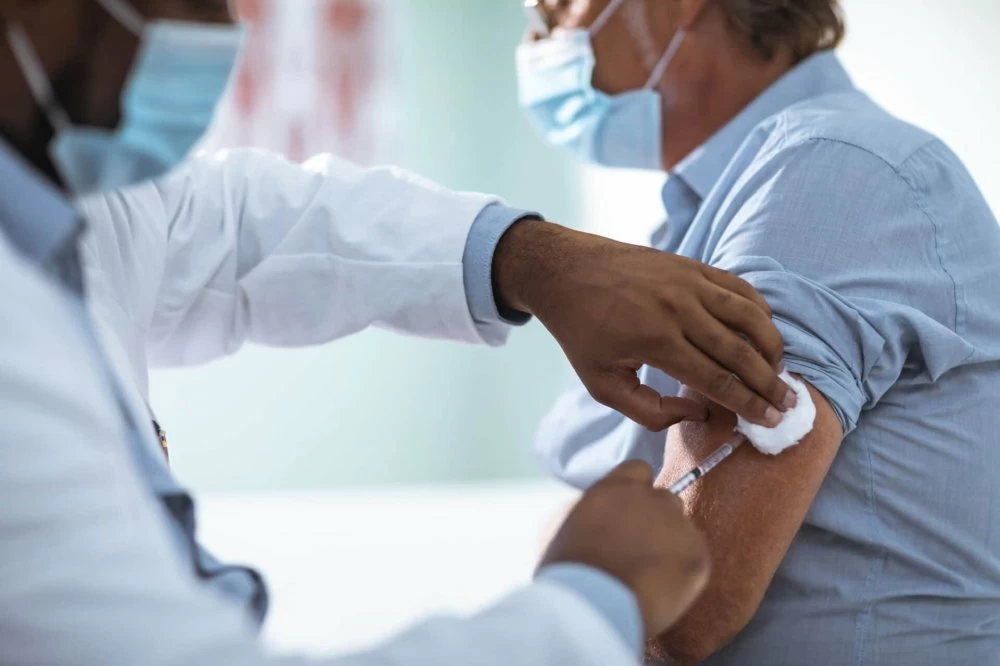 Une meilleure utilisation des vaccins pourrait réduire l’utilisation d’antibiotiques de 2,5 milliards de doses par an, selon l’OMS