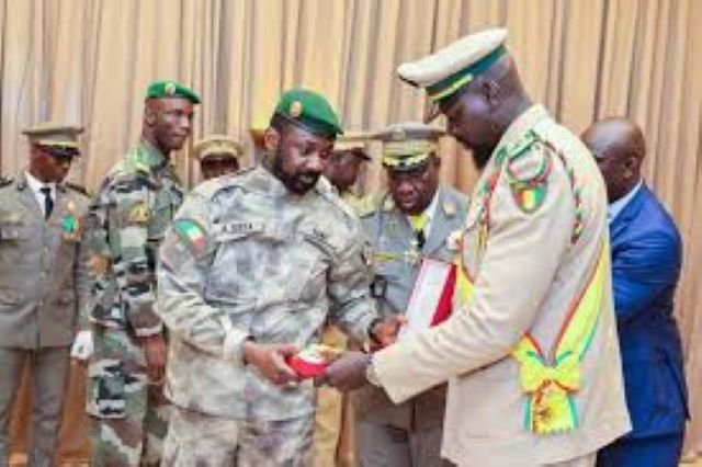 Au Mali, les colonels se font plaisir, en Guinée, le général n’a peur de rien!