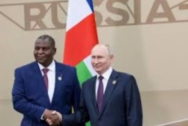 Archange trouve la sécurité à Moscou, Lourenço cherche la paix pour ses voisins à Paris