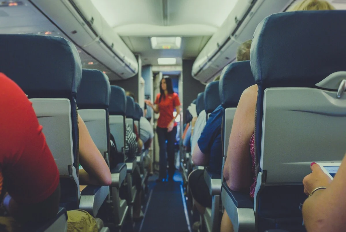 Une hôtesse de l’air dévoile la sinistre raison pour laquelle il ne faut pas applaudir quand un avion atterrit