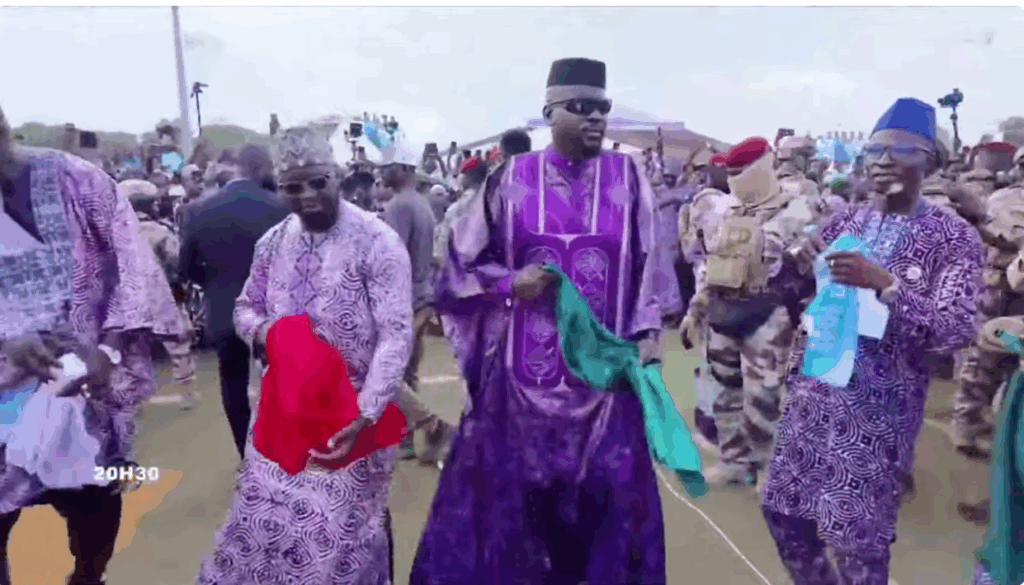Mamadi Doumbouya : le président qui voulait danser plus longtemps que la Constitution.