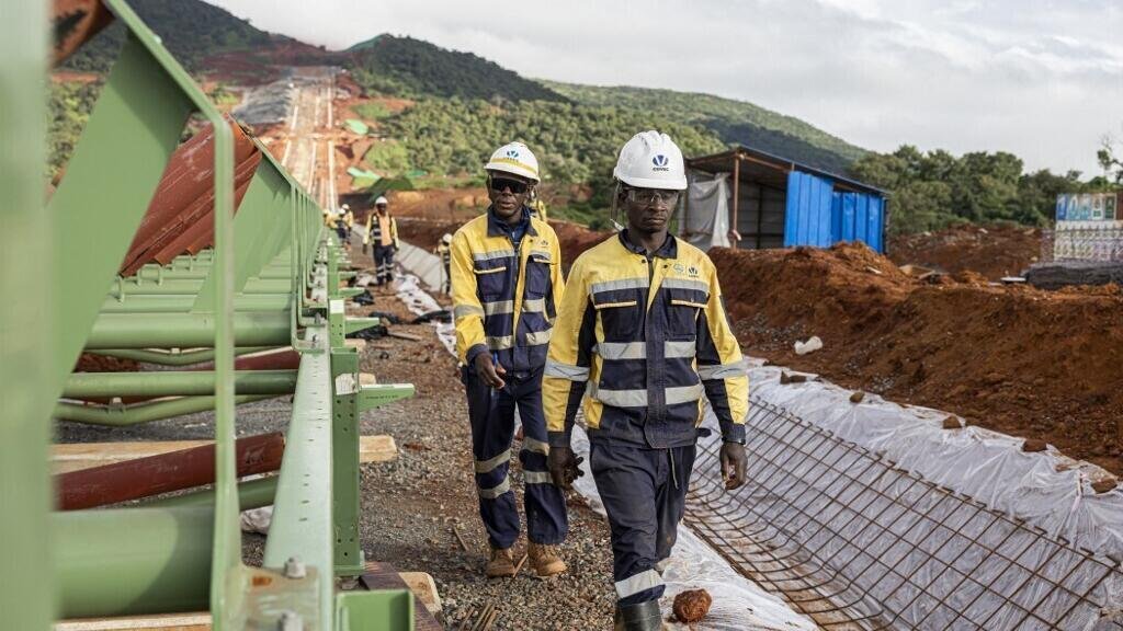 Guinée: les premiers chargements de minerai de fer de la mine de Simandou expédiés vers la Chine