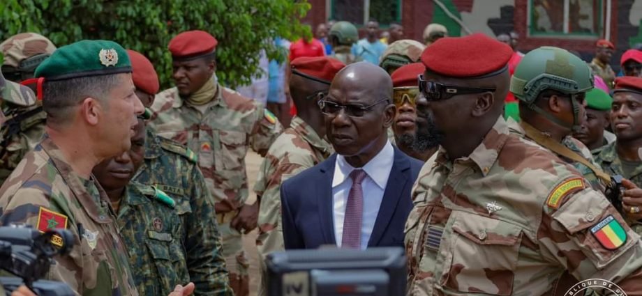 Guinée: une élection présidentielle sur fond d’une menace permanente de coup d’État et les préparatifs d’un enterrement, celui de l’État de droit.