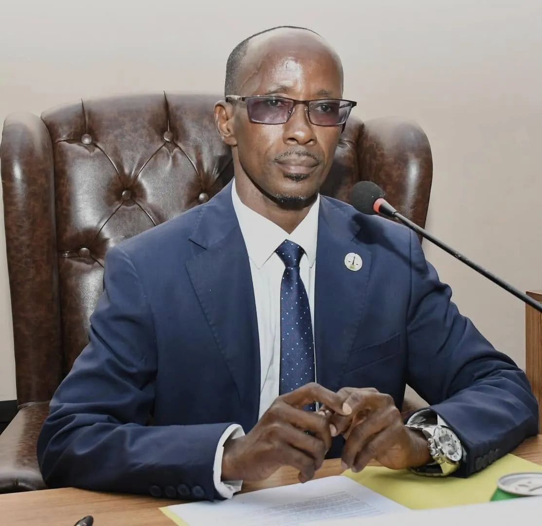 FALOU DOUMBOUYA : LE PROCUREUR-MIROIR D&rsquo;UN ÉTAT VOYOU