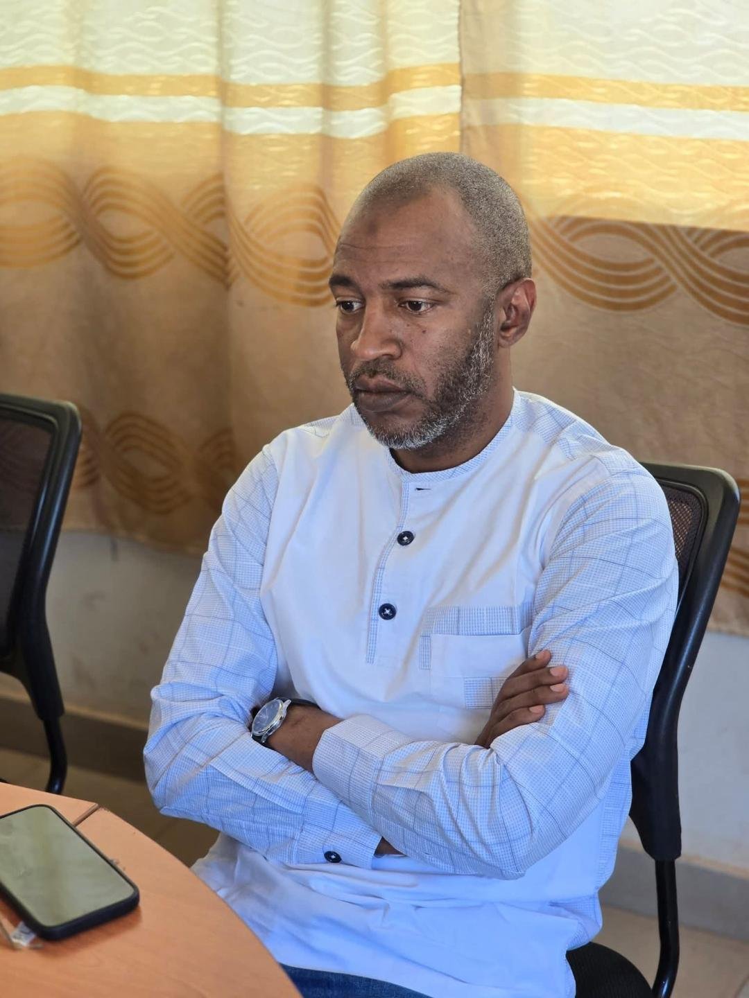 SÉRIE SATIRIQUE : LE COURTIER (Dédicace spéciale à Alpha Boubacar Bah) ÉPISODE 2 — LA COMPASSION RENTABLE