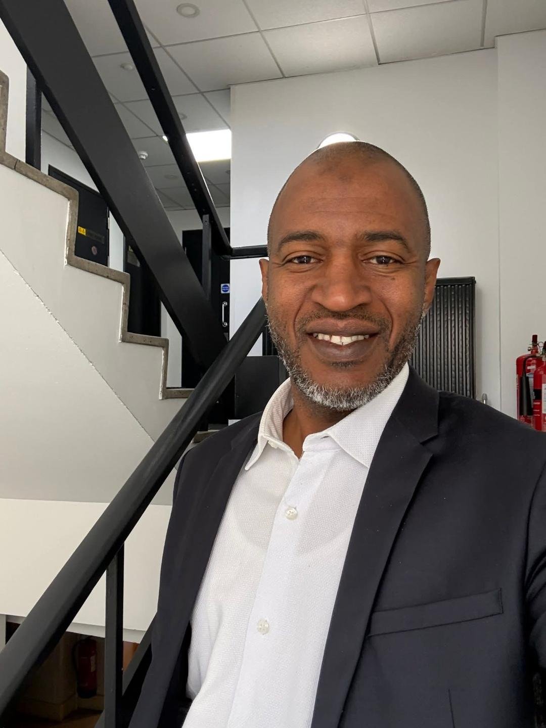 SÉRIE SATIRIQUE : LE COURTIER  (Dédicace spéciale à Alpha Boubacar Bah )  ÉPISODE 5 — L’OPPOSANT À DOUBLE ENTRÉE