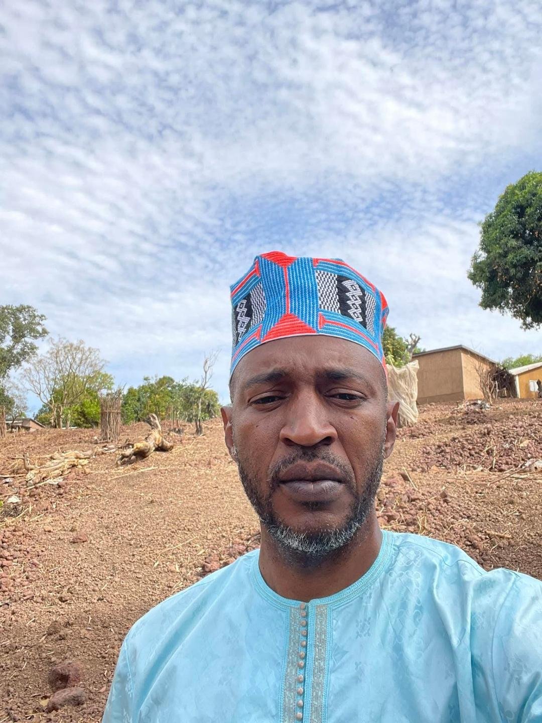 SÉRIE SATIRIQUE : LE COURTIER  (Dédicace spéciale à Alpha Boubacar Bah )  ÉPISODE 4 — LA PROXIMITÉ QUI SIFFLE