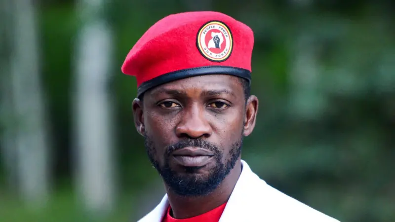 « Traqué et harcelé » : l&rsquo;ancienne pop star s&rsquo;attaque au président de longue date de l&rsquo;Ouganda