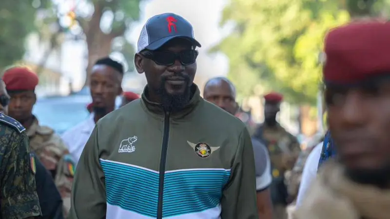 Du camouflage au survêtement : le chef de la junte guinéenne s&rsquo;apprête à devenir président civil
