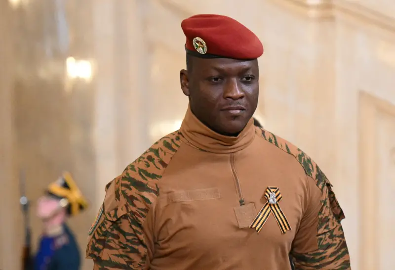 Pourquoi Ibrahim Traoré a-t-il dissous les partis politiques du Burkina Faso et transféré leur patrimoine à l&rsquo;Etat ?