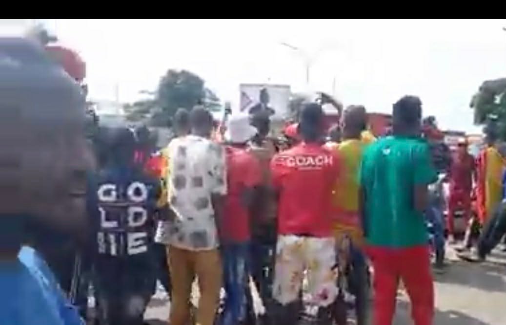 Ces « crieurs » qui épuisent Conakry