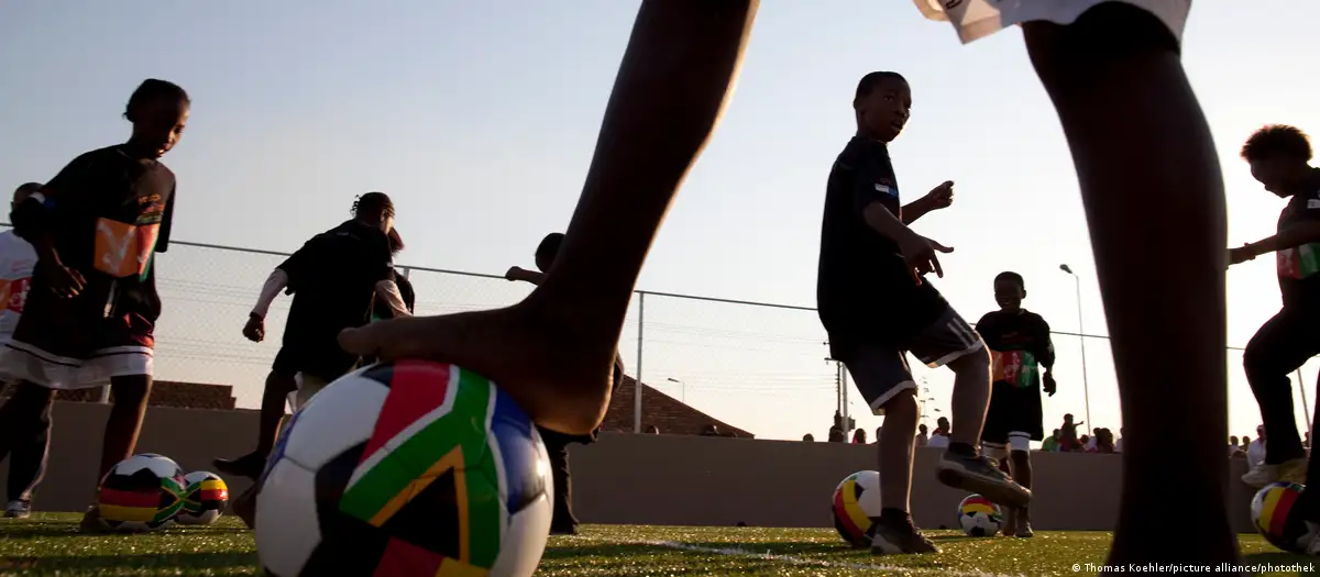 En Afrique, le football, sport roi, même dans les budgets