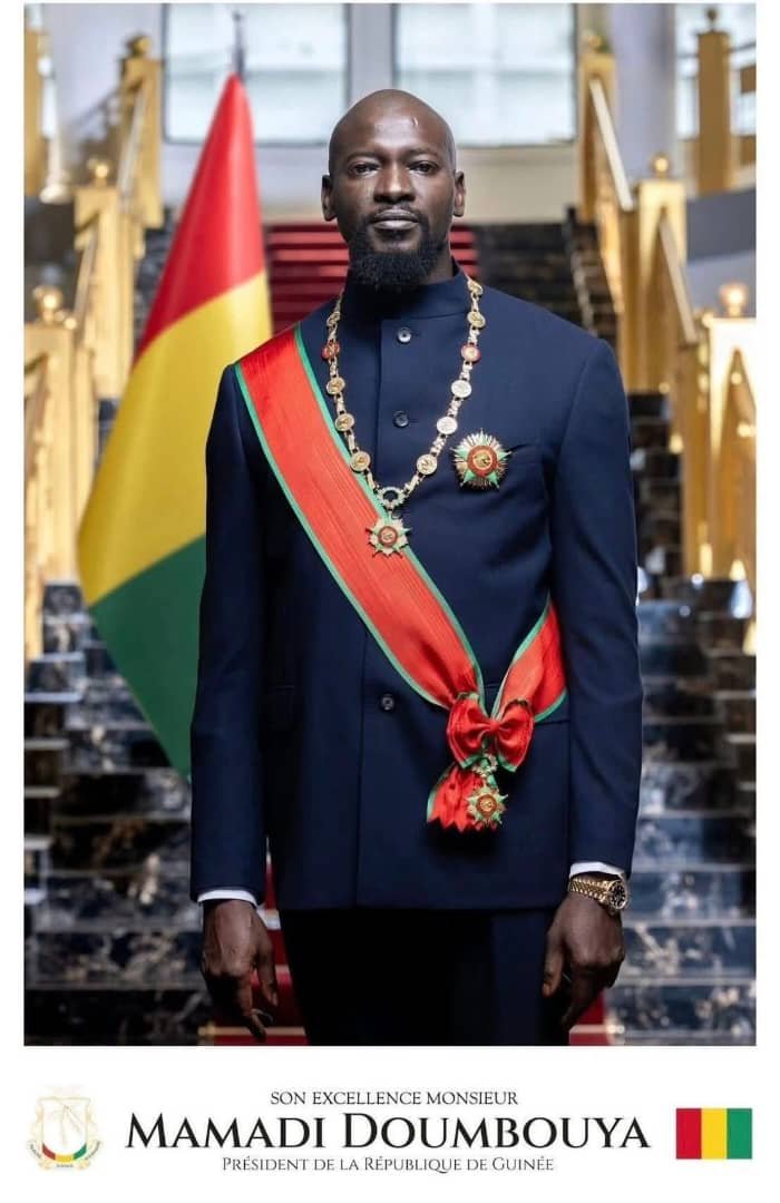 Portrait du Président : La Nation en arrière-plan, le luxe au premier plan