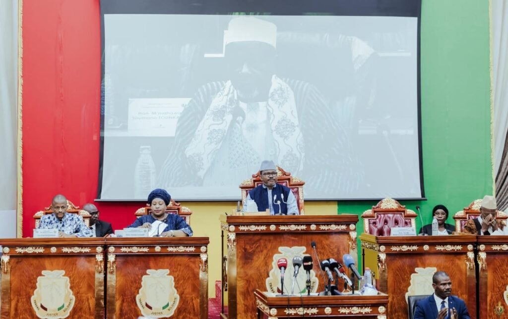  »La Guinée rejoint ainsi le cercle des nations qui comprennent que la stabilité institutionnelle repose autant sur la protection des anciens dirigeants que sur la limitation des mandats. »