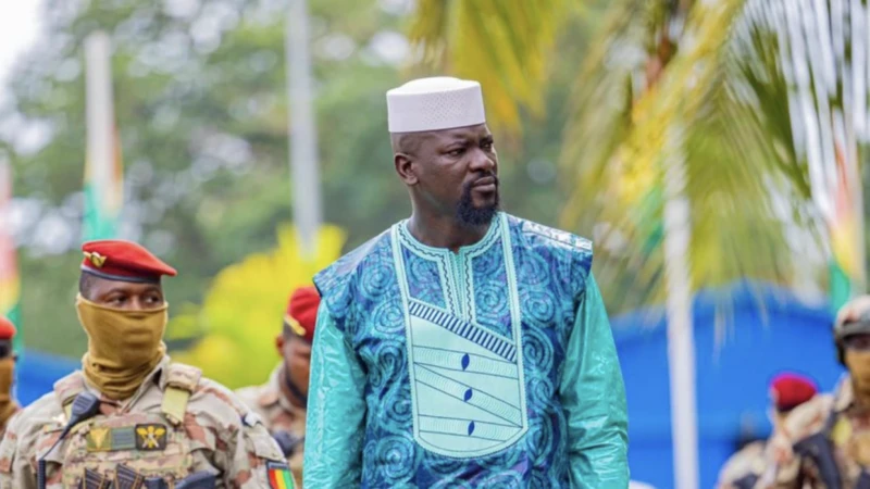 Pourquoi la dissolution de 40 partis politiques d&rsquo;opposition suscite la controverse en Guinée