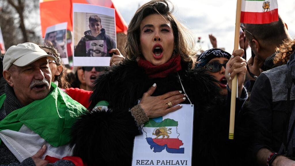 À Paris, deux rassemblements aux visions divergentes après les frappes sur l&rsquo;Iran