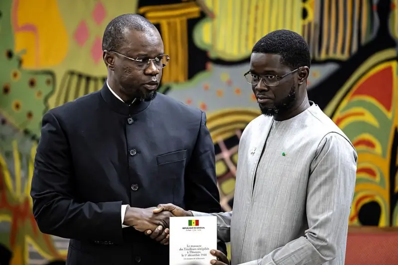 Guerre des clans au sommet, urgence sociale à la base (par Adama Ndiaye)